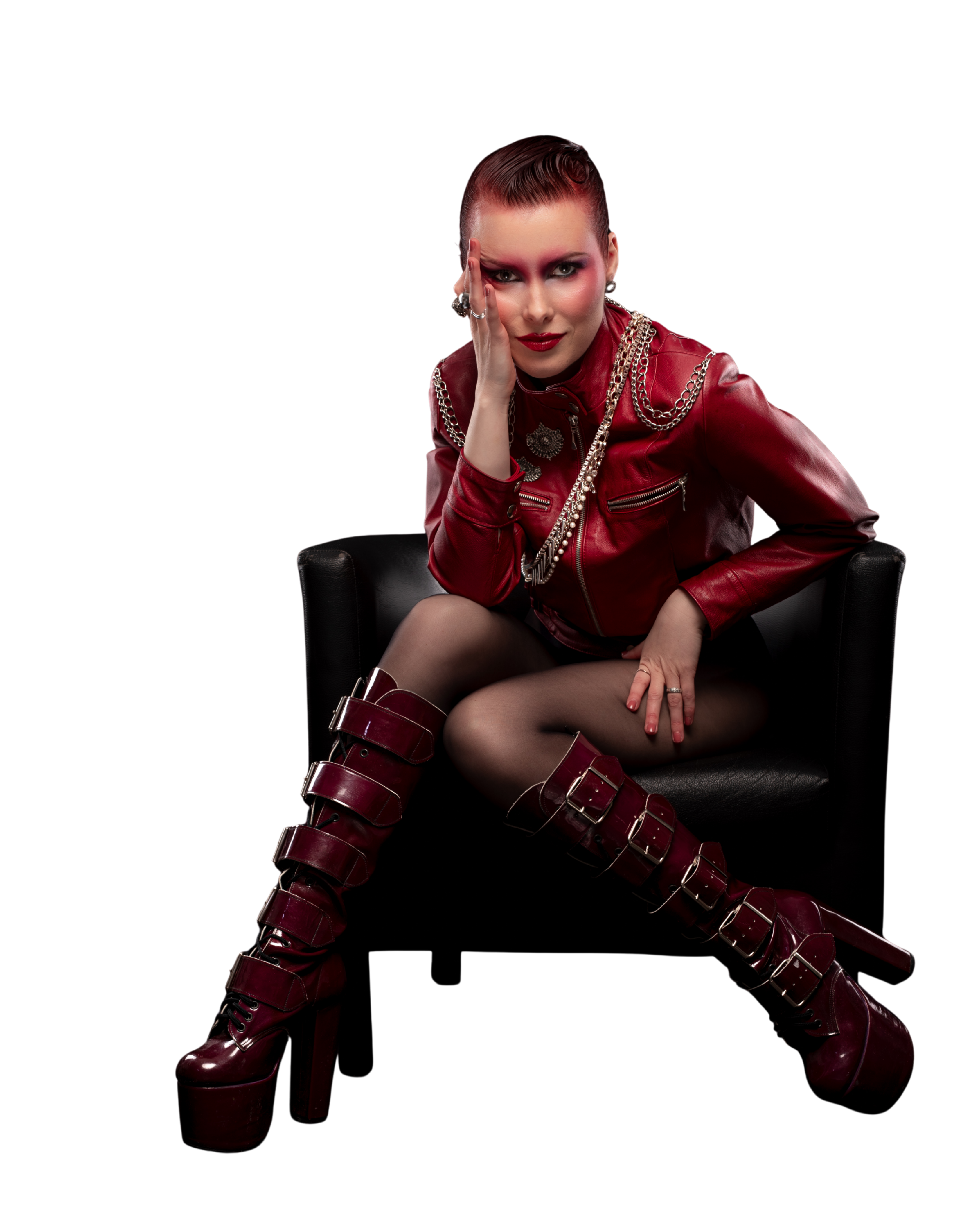 Oh Majesty seated in a red leather look